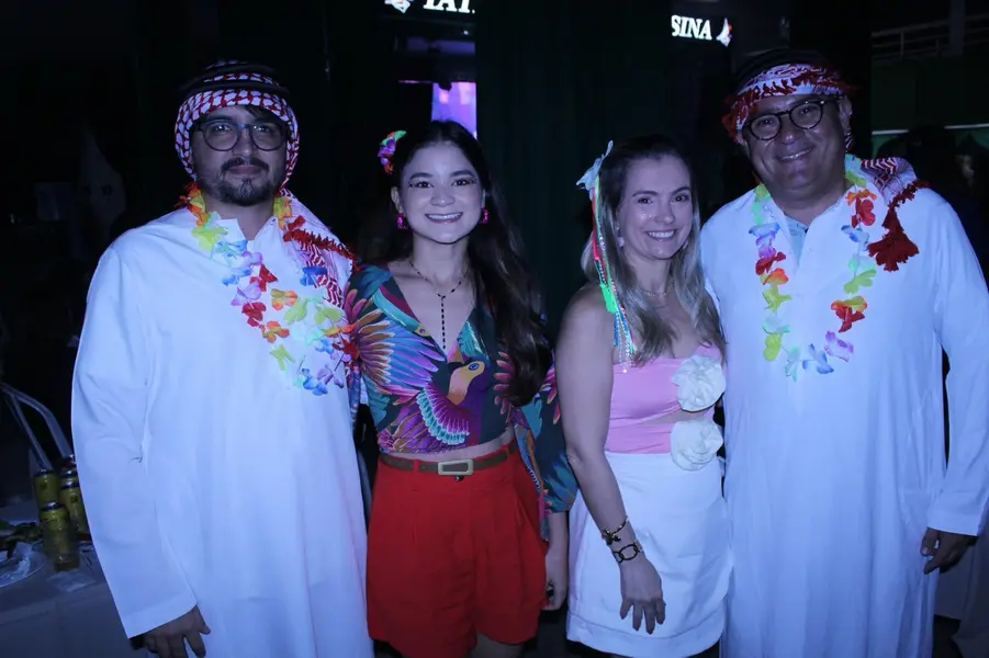 Baile do Hawaii anima foliões no Iate Clube de Teresina