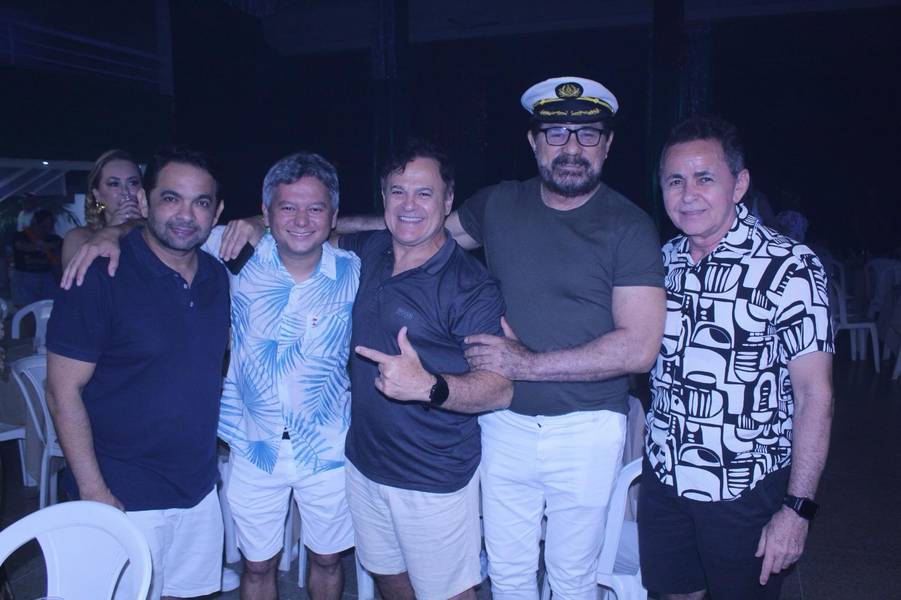 Baile do Hawaii anima foliões no Iate Clube de Teresina