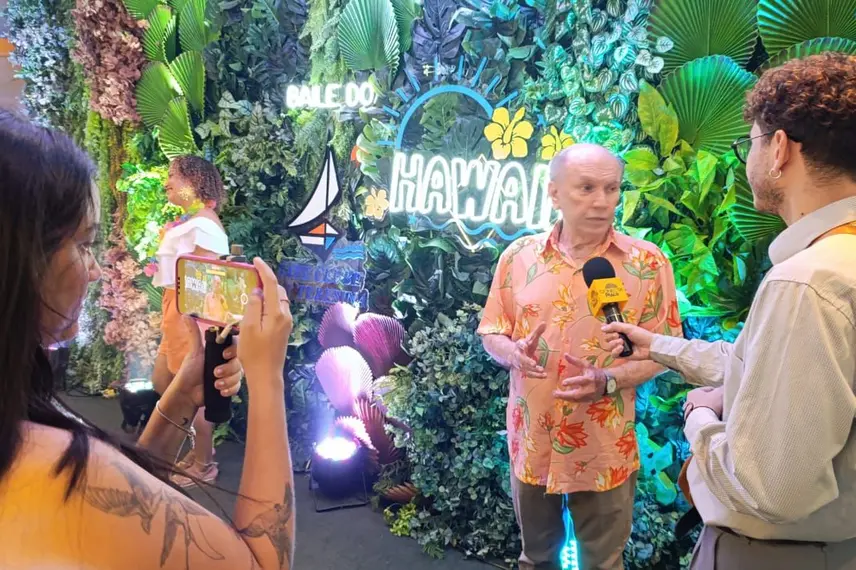 Baile do Hawaii anima foliões no Iate Clube de Teresina