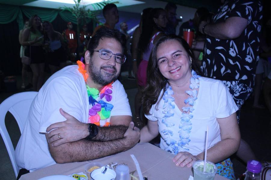 Baile do Hawaii anima foliões no Iate Clube de Teresina
