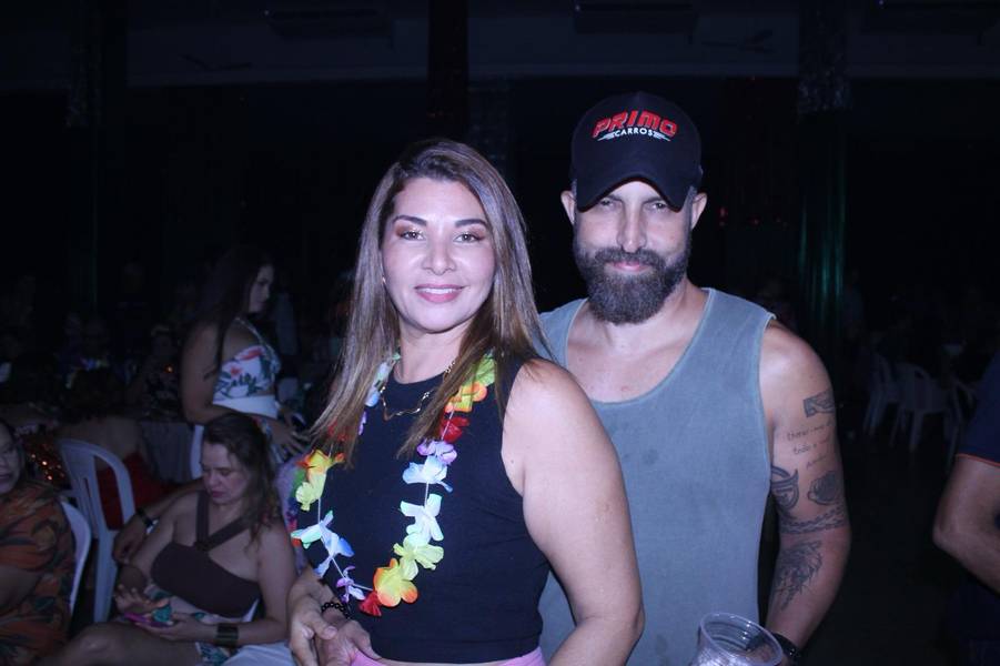 Baile do Hawaii anima foliões no Iate Clube de Teresina