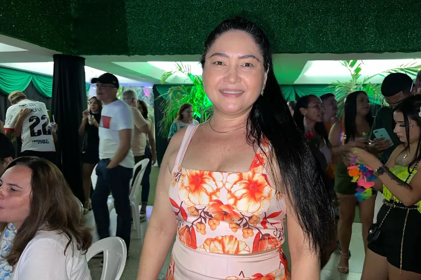 Baile do Hawaii anima foliões no Iate Clube de Teresina