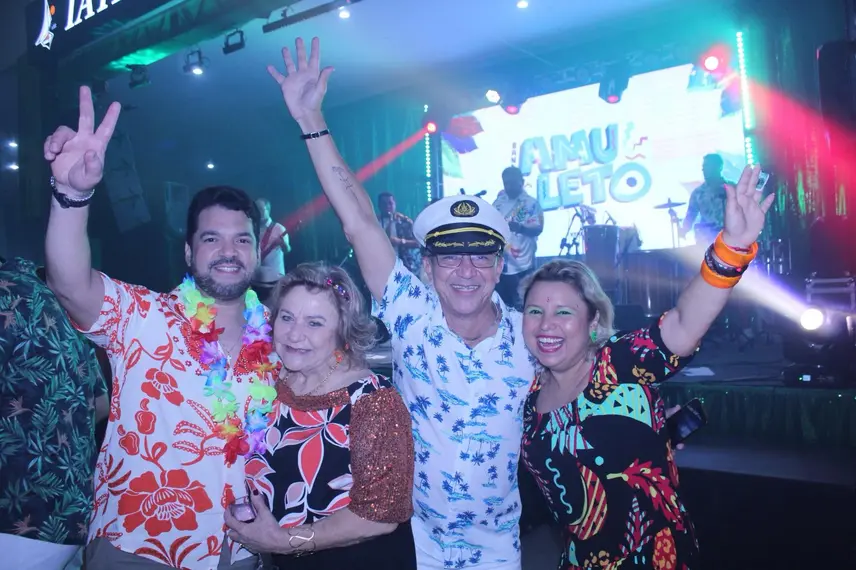 Baile do Hawaii anima foliões no Iate Clube de Teresina