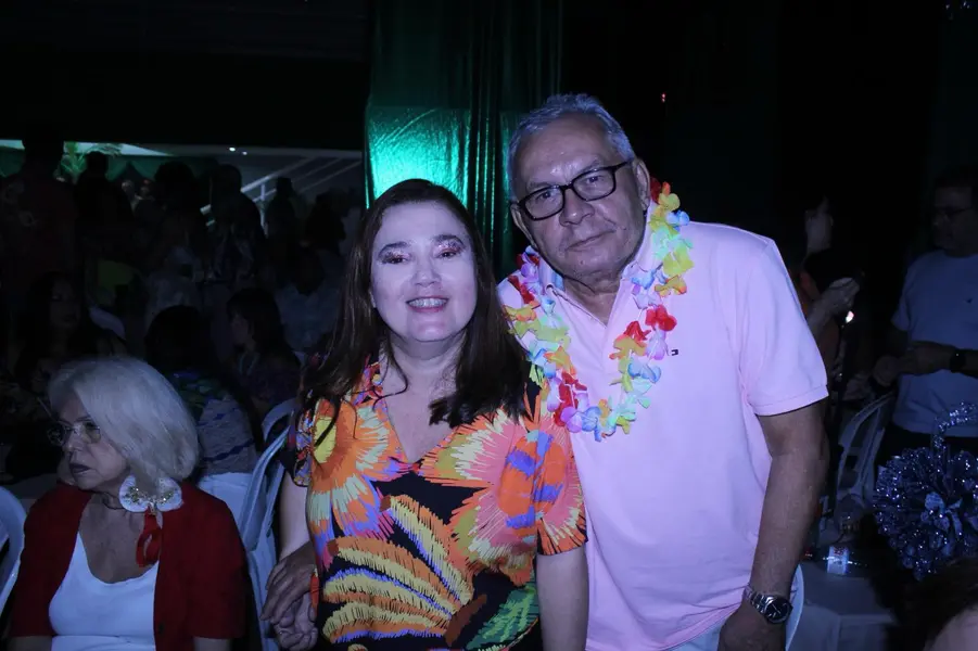 Baile do Hawaii anima foliões no Iate Clube de Teresina