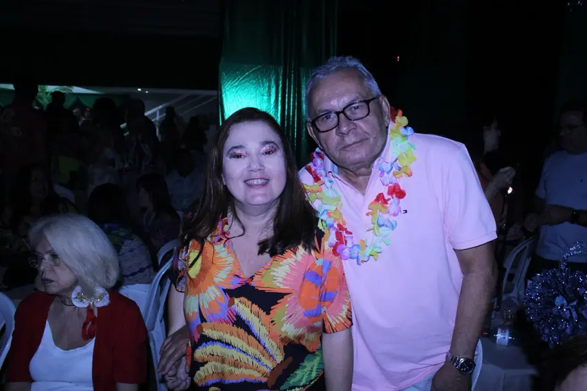 Baile do Hawaii anima foliões no Iate Clube de Teresina