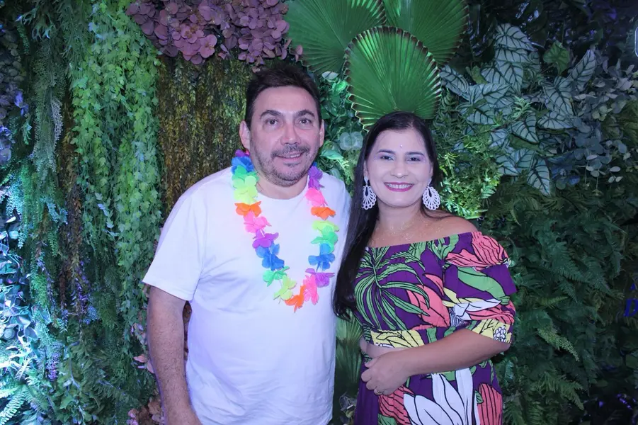 Baile do Hawaii anima foliões no Iate Clube de Teresina