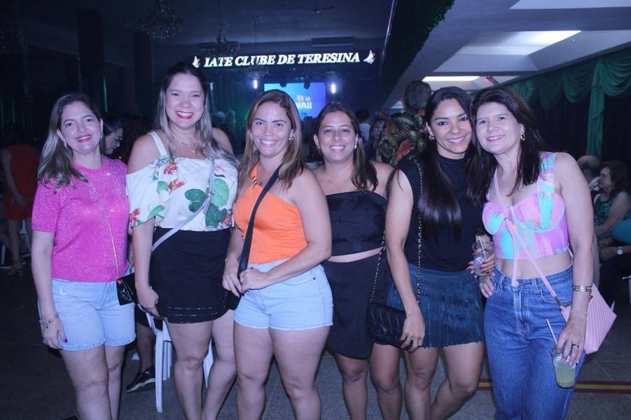 Baile do Hawaii anima foliões no Iate Clube de Teresina