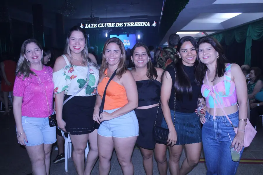 Baile do Hawaii anima foliões no Iate Clube de Teresina