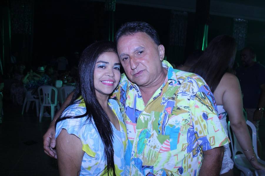 Baile do Hawaii anima foliões no Iate Clube de Teresina