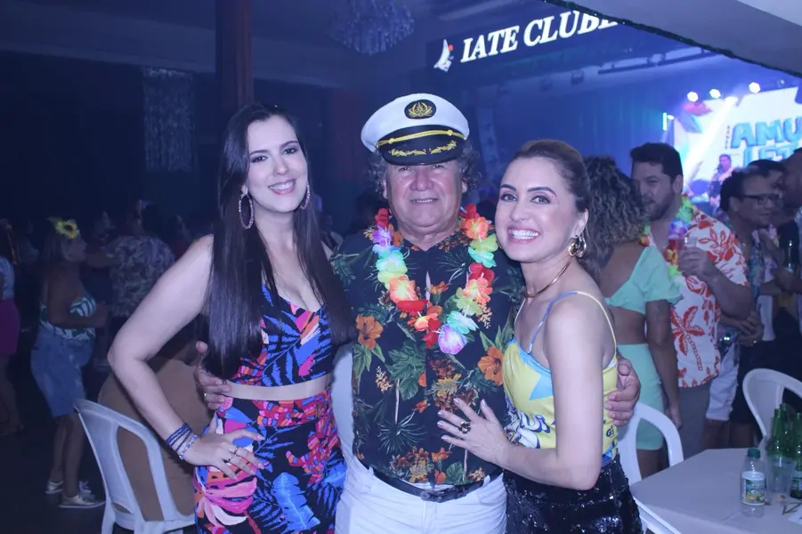 Baile do Hawaii anima foliões no Iate Clube de Teresina