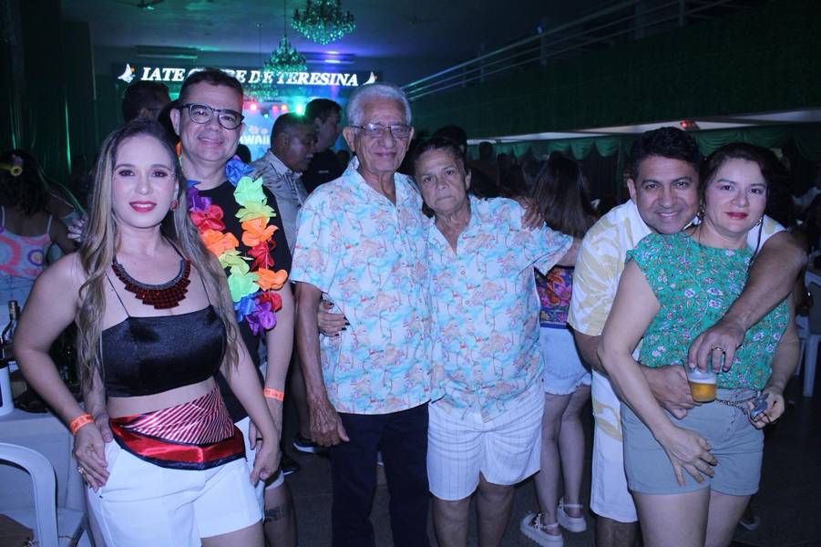 Baile do Hawaii anima foliões no Iate Clube de Teresina