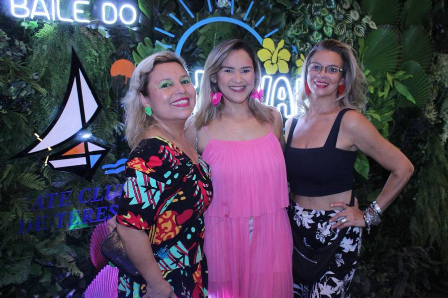 Baile do Hawaii anima foliões no Iate Clube de Teresina