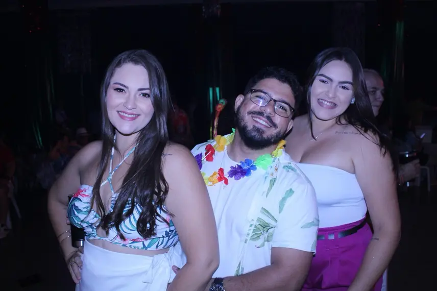 Baile do Hawaii anima foliões no Iate Clube de Teresina