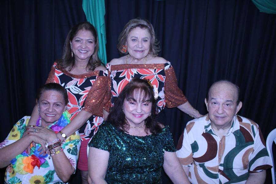 Baile do Hawaii anima foliões no Iate Clube de Teresina