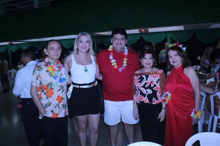 Baile do Hawaii anima foliões no Iate Clube de Teresina Baile do Hawaii anima foliões no Iate Clube de Teresina