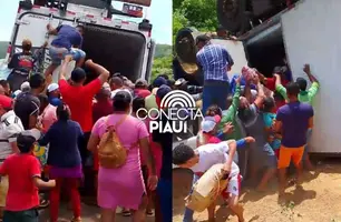 Caminhão carregado de carne tomba e é saqueado por populares na PI-245 (Foto: Reprodução)