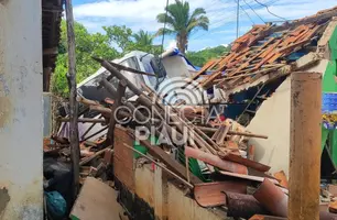 Caminhão desgovernado invade residência e deixa jovem ferida em Nazária (Foto: Repórter 12/Conecta Piauí)