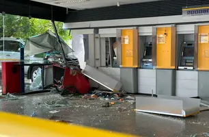 Caminhonete invade agência bancária e atropela ambulante na zona Sul de Teresina (Foto: Joseph Silva/Conecta Piauí)