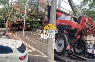 Carreta com trator bate ao tentar passar debaixo da Ponte Metálica, em Teresina (Foto: Reprodução)