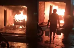 Carro pega fogo dentro de garagem de residência na zona Norte de Teresina (Foto: Reprodução)