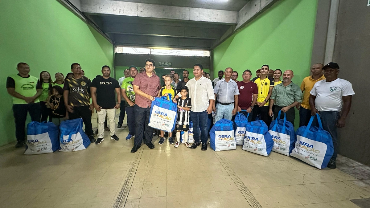 Cerca de 30 escolinhas de futebol do Piauí recebem kits do projeto Gera Ação