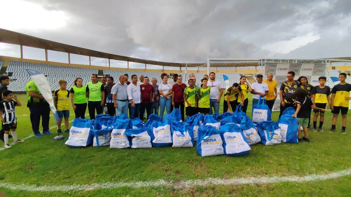 Cerca de 30 escolinhas de futebol do Piauí recebem kits do projeto Gera Ação