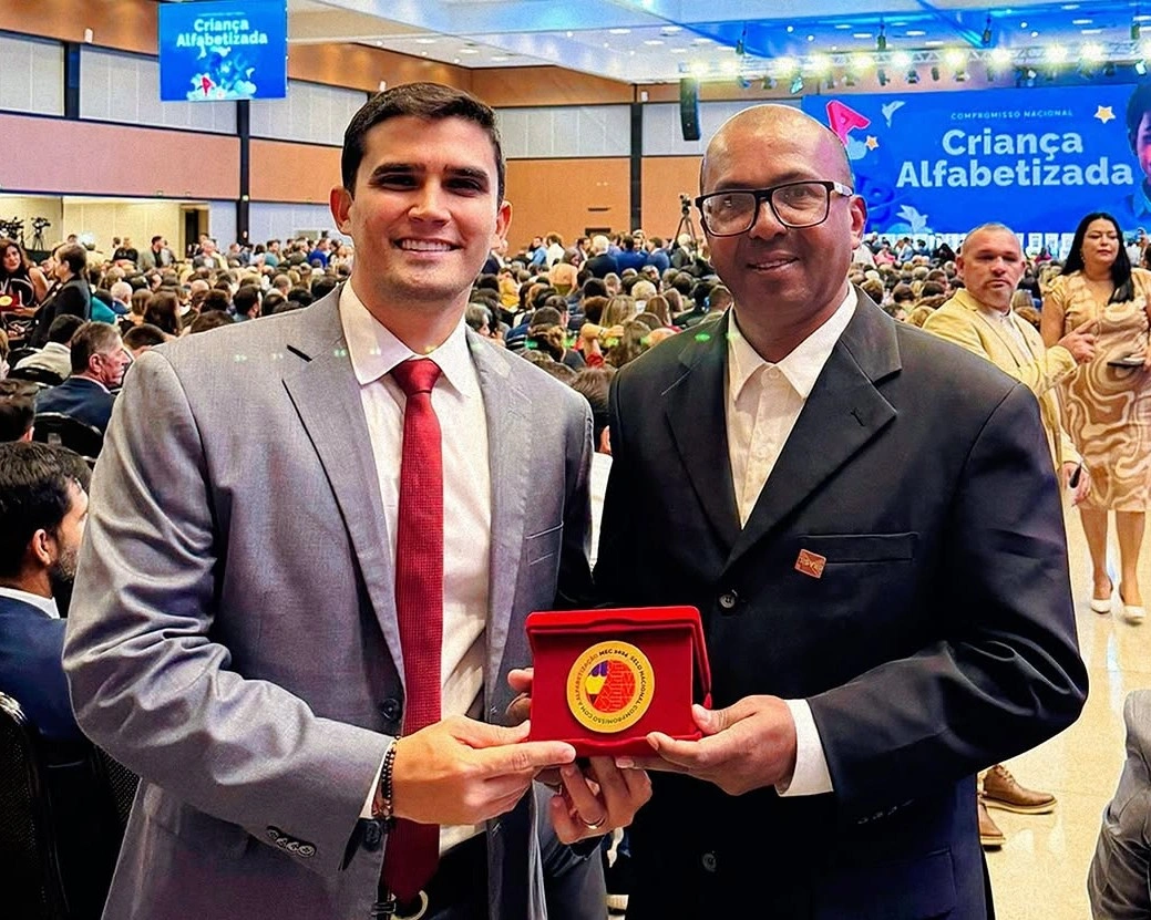 Colônia recebe Selo Ouro de Compromisso com a Alfabetização em Brasília