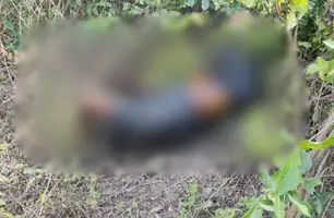 Corpo é encontrado em estado de decomposição em estrada no litoral do Piauí (Foto: Reprodução)