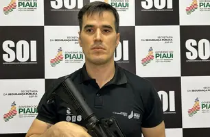 Delegado Matheus Zanatta e arma apreendida durante prisão de empresário (Foto: Conecta Piauí)