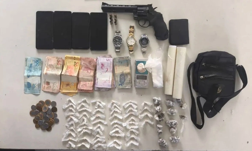 Dois homens são presos com arma de fogo e drogas na zona Sudeste de Teresina