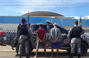 Dupla suspeita de loja de cosméticos e vender produtos roubados são preso em Picos (Foto: Reprodução)