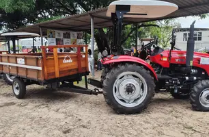 Entrega de tratores SAF (Foto: Conecta Piauí)