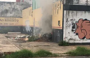 Imóvel abandonado pega fogo e mobiliza Corpo de Bombeiros no Centro de Teresina (Foto: Reprodução)