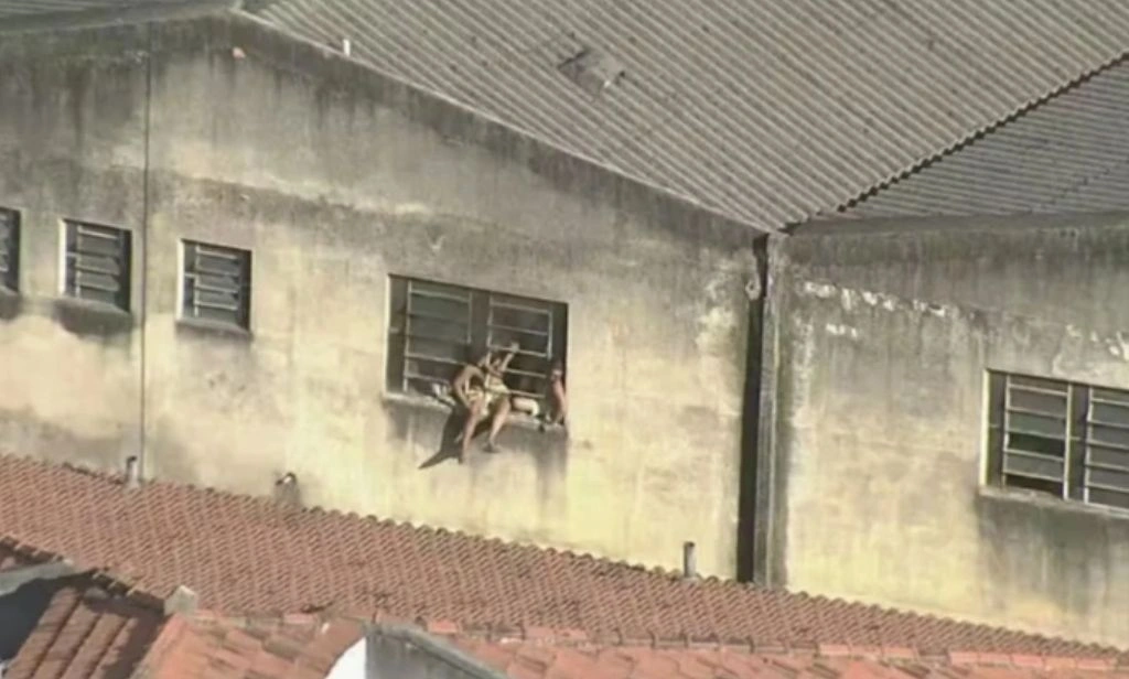 Incêndio atinge fábrica de fantasias de carnaval no RJ