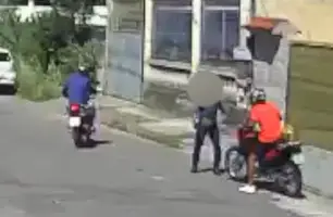 Irmãos tentam roubar moto, mas falham e são agredidos por moradores no ES (Foto: Reprodução)