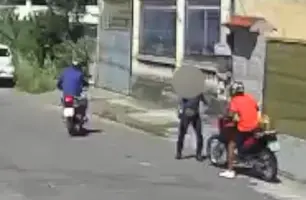Irmãos tentam roubar moto, mas falham e são agredidos por moradores no ES (Foto: Reprodução)