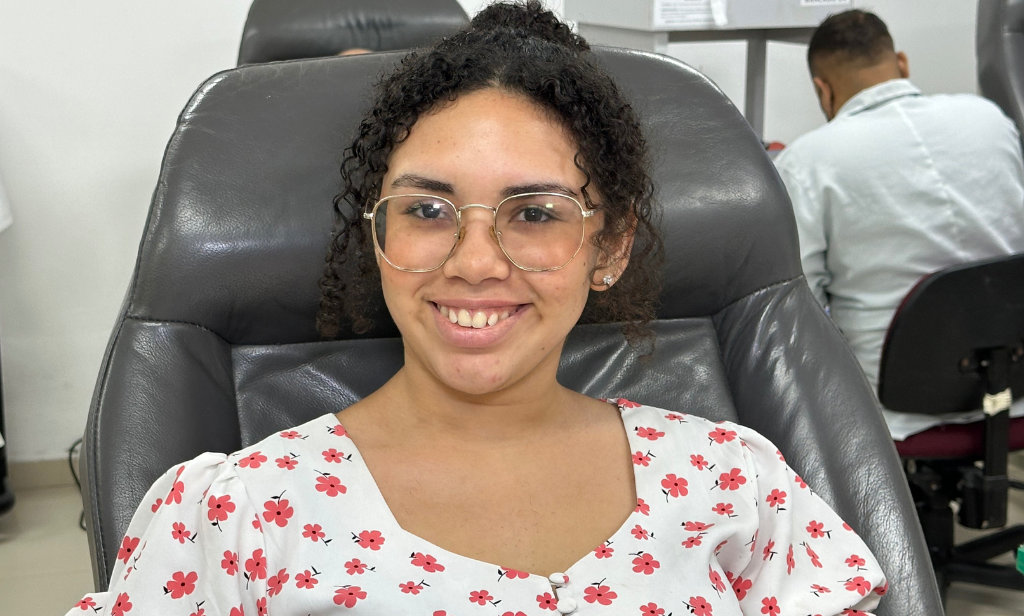 Jamily fez sua primeira doação incentivada por sua igreja