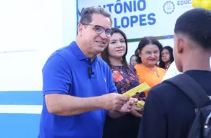 Júnior Carvalho dá boas-vindas aos alunos no início das aulas em Demerval Lobão (Foto: SECOM)