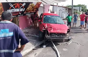 Motorista supostamente embriagado colide contra pontos comerciais em Teresina (Foto: Divulgação/PMPI)