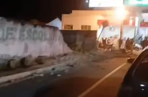 Muro de escola cai e atinge pelo menos duas pessoas em Barras (Foto: Divulgação)