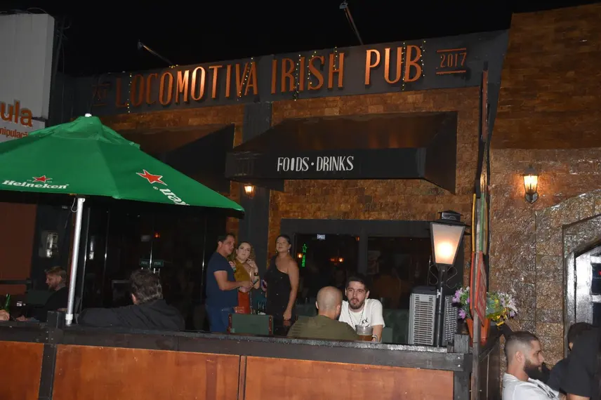 Noite de rock no Locomotiva Irish Pub agita jovens na zona Leste de Teresina