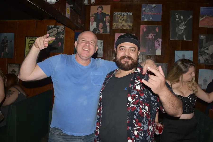 Noite de rock no Locomotiva Irish Pub agita jovens na zona Leste de Teresina