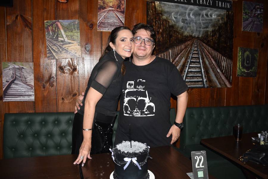 Noite de rock no Locomotiva Irish Pub agita jovens na zona Leste de Teresina