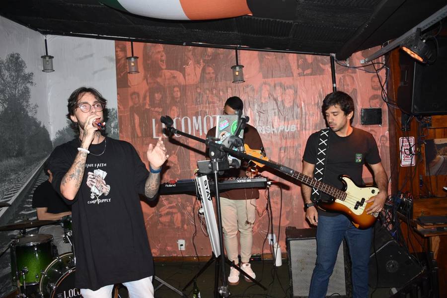Noite de rock no Locomotiva Irish Pub agita jovens na zona Leste de Teresina