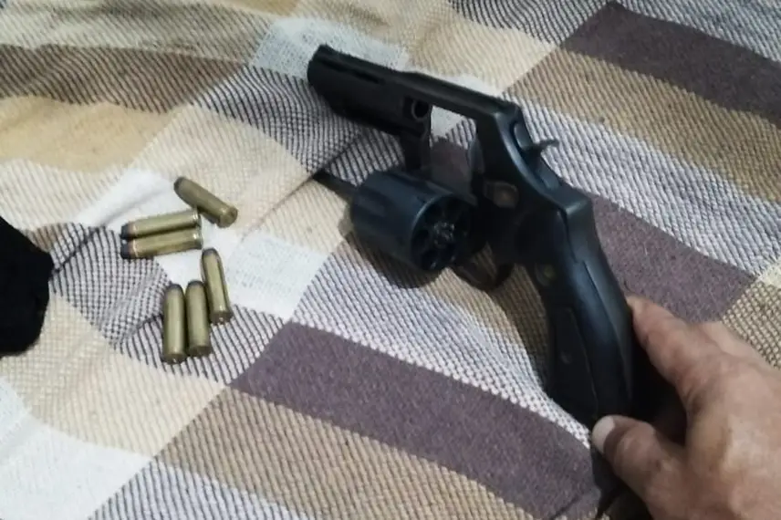 Operação do DENARC em Teresina prende quatro e apreende drogas e armas de fogo Operação do DENARC em Teresina prende quatro e apreende drogas e armas de fogo
