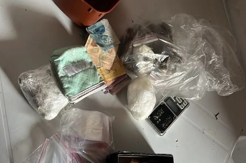 Operação do DENARC em Teresina prende quatro e apreende drogas e armas de fogo Operação do DENARC em Teresina prende quatro e apreende drogas e armas de fogo