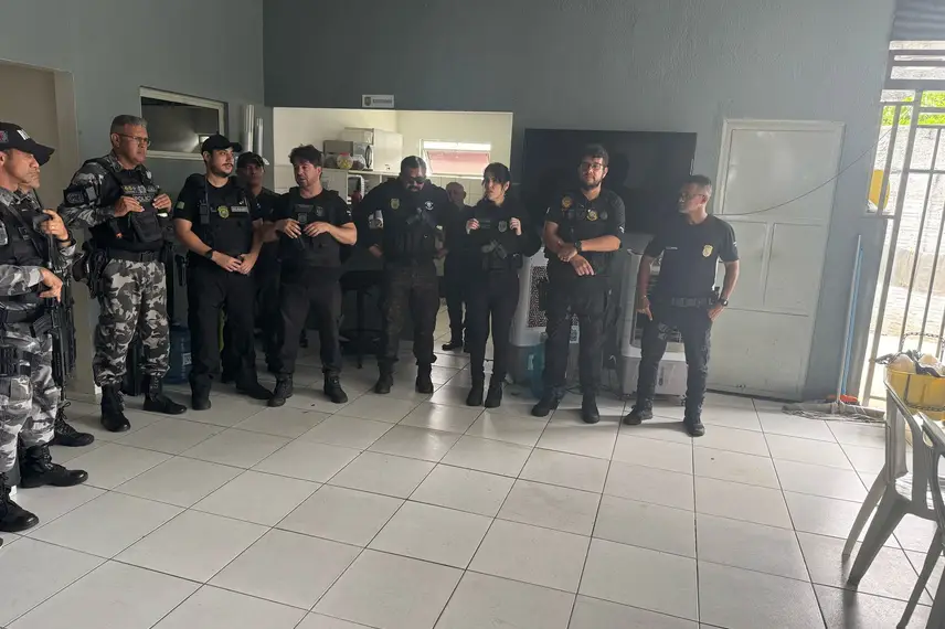 Operação do DENARC em Teresina prende quatro e apreende drogas e armas de fogo Operação do DENARC em Teresina prende quatro e apreende drogas e armas de fogo