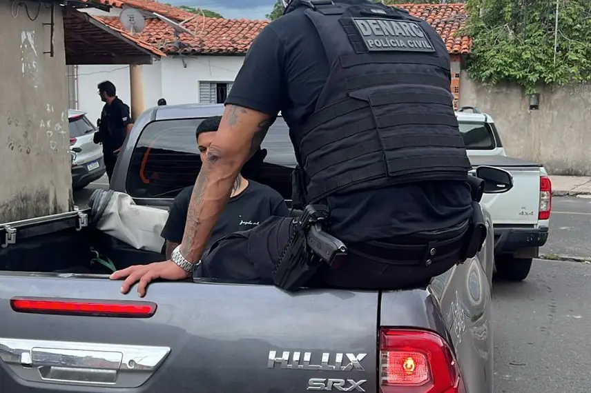 Operação do DENARC em Teresina prende quatro e apreende drogas e armas de fogo Operação do DENARC em Teresina prende quatro e apreende drogas e armas de fogo