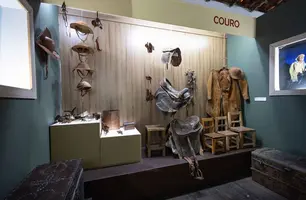 Peças antigas em couro, pedra e metal encantam visitantes no Museu do Piauí (Foto: Regis Falcão)