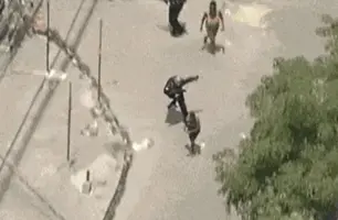 PM tropeça e deixa suspeito fugir durante operação no Rio de Janeiro (Foto: Reprodução)